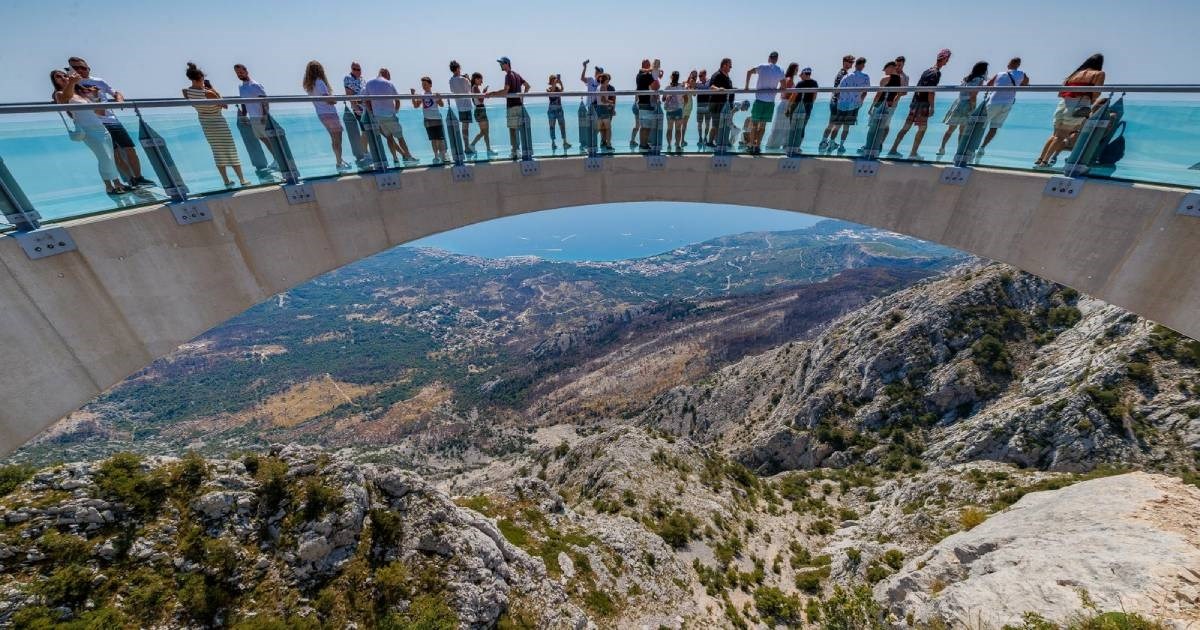 FOTO Zbog pogleda od kojeg zastaje dah "nebeska šetnica" na Biokovu vrvi turistima
