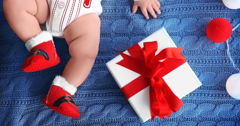 Obitelj osudili zbog rastrošnosti: Pogledajte koliko su božićnih darova kupili bebi