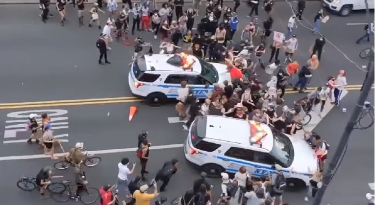 Nasilje u SAD-u, ima mrtvih. Policija autima gazila prosvjednike, Trump im prijeti