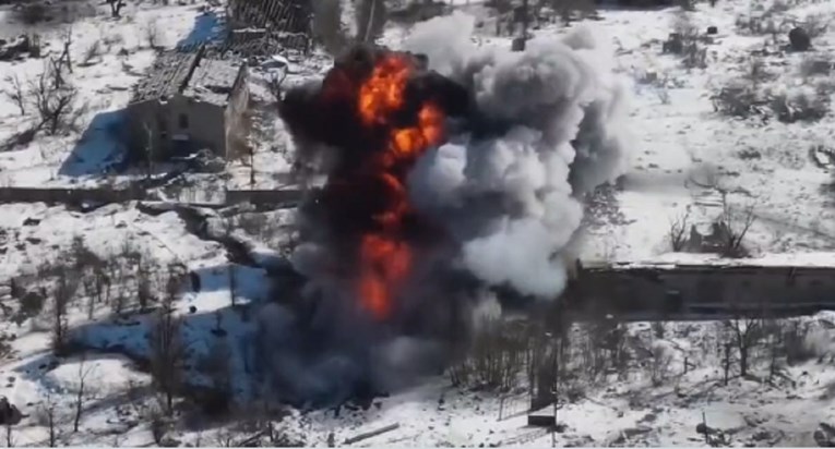 VIDEO Ukrajinci objavili novu snimku, tenk nestao u eksploziji i plamenu: "Game over"