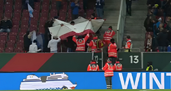 VIDEO Petarda ozlijedila navijača u Bundesligi. Izbio sukob s redarima