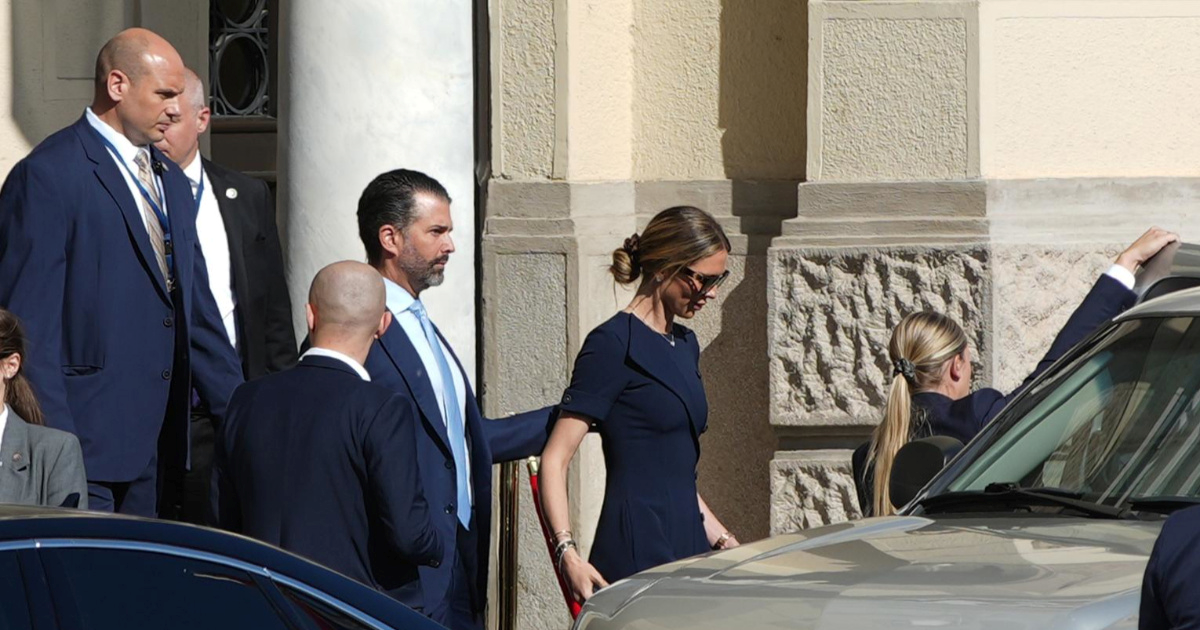 Trumpov sin u Banju Luku poveo zaručnicu, privukla je poglede u tamnoplavoj haljini