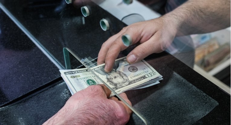 Dolar oštro pao, euro ojačao