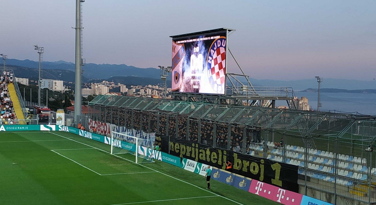 Armada bojkotirala derbi, Torcida u crnom vrijeđala novinare i Srbe