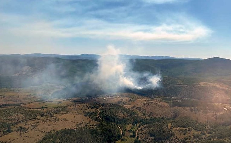 Četiri protupožarna aviona gase požare u Dalmatinskoj zagori