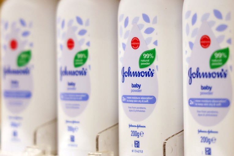 Tisuće ljudi tužilo Johnson & Johnson zbog pudera. Tvrtka nudi milijarde za nagodbu