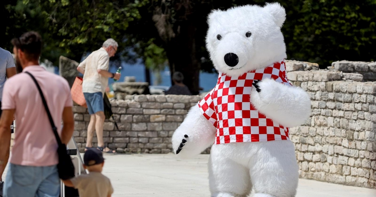Veliki medo u hrvatskom dresu privukao pažnju prolaznika u Zadru