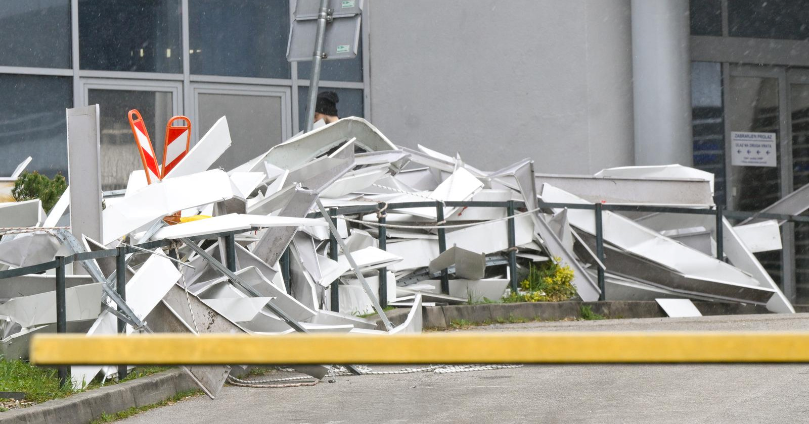 FOTO Vjetar oštetio nadstrešnicu na Hitnoj na Rebru