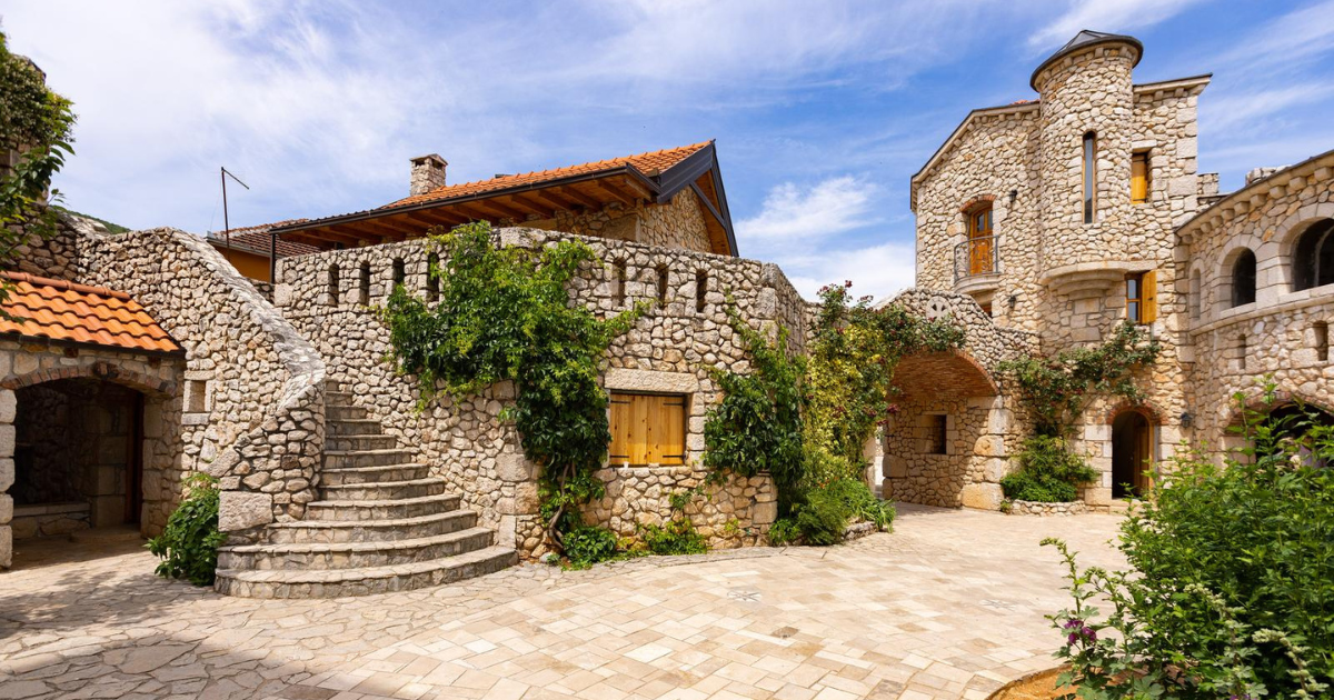 FOTO Milijunaš iz Kanade preselio se u BiH, gradi dvorac koji izgleda nevjerojatno