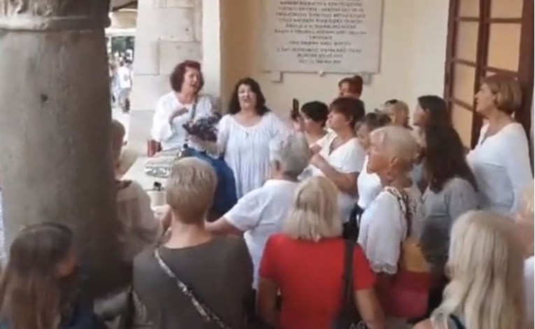VIDEO Splićani se okupili na Pjaci i zapjevali Cesaricu Oliveru u čast