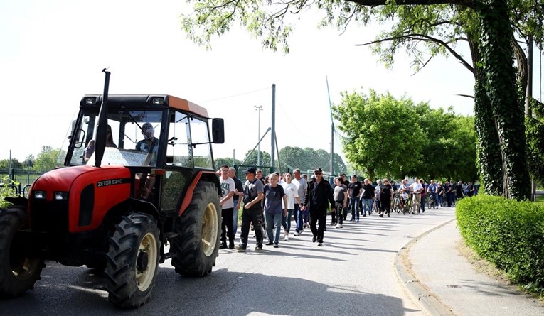 Građani blokirali ulaz u Jakuševec. Podržali ih Lovrić, Bernardić i Kalinić