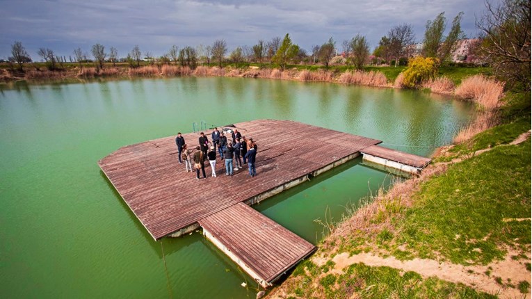 Zbog povećanog broja cijanobakterija zabranjeno kupanje u osječkom jezeru Bajer
