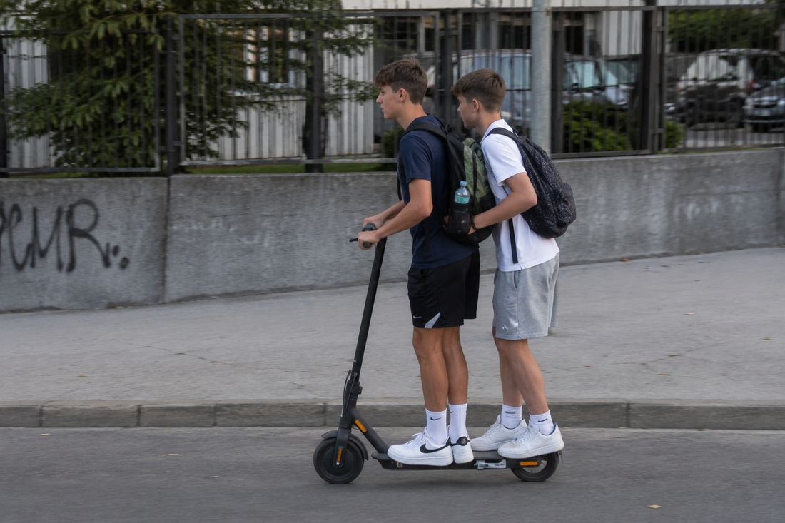 Hrvatska policija najavila kazne odraslima koji djeci nabave električne romobile
