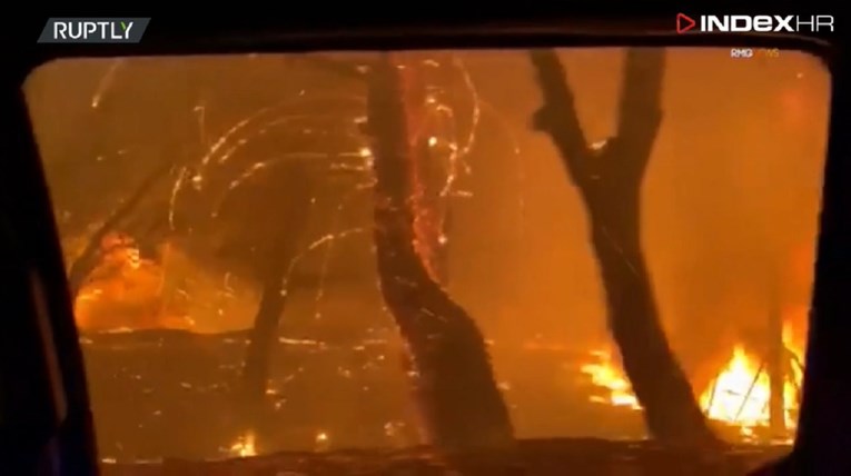 VIDEO Autom prolazili kroz požar u Kaliforniji, snimka je zastrašujuća