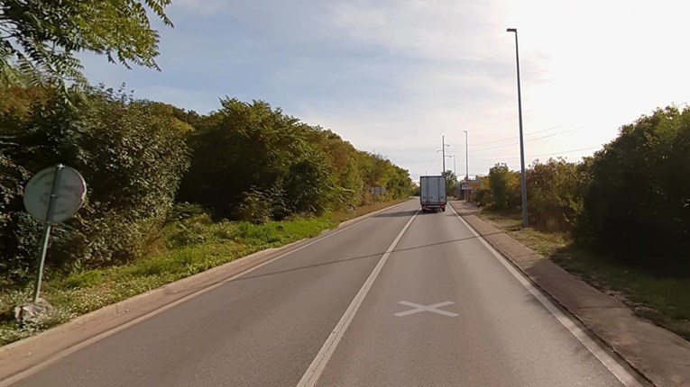 Vozač kod Imotskog udario u rasvjetni stup. Na terenu Hitna i policija