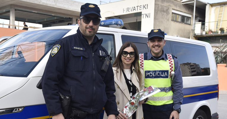 FOTO Prometni policajci iz Šibenika ženama su dijelili ruže