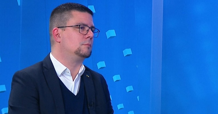 Hajduković: Vlada helikopterski baca novac kroz prozor, pa koga pogodi