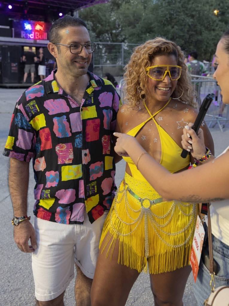 Par iz Izraela zapalio Ultru vibrantnim outfitima