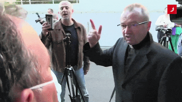 Ovo je svećenik koji je jutros stigao pred Rebro. Kaže da je pandemija izmišljena