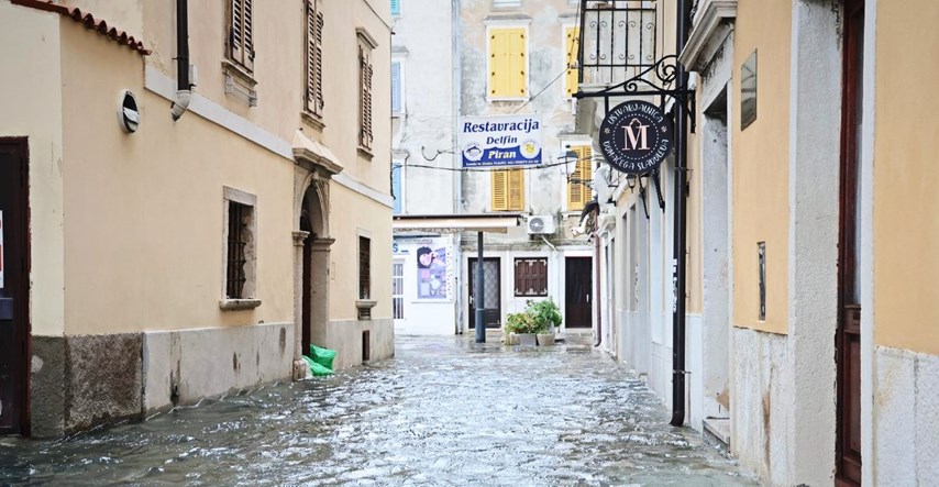 VIDEO Golema kiša pala u Sloveniji. Poplavljene ceste, kuće, škole, vrtići...