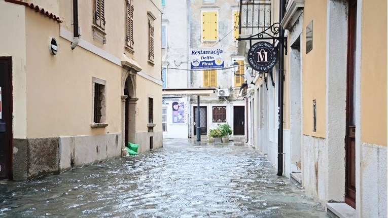 VIDEO Golema kiša pala u Sloveniji. Poplavljene ceste, kuće, škole, vrtići...