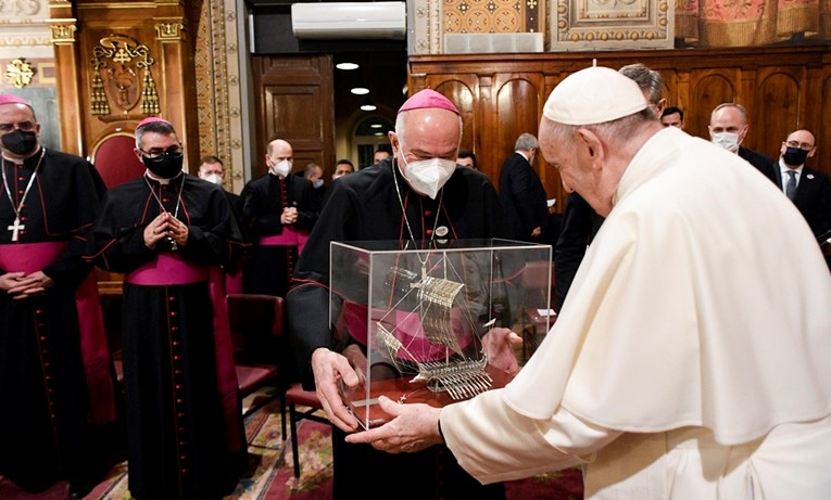Papa od šefa Grčke pravoslavne crkve zatražio oprost zbog katoličkih zločina