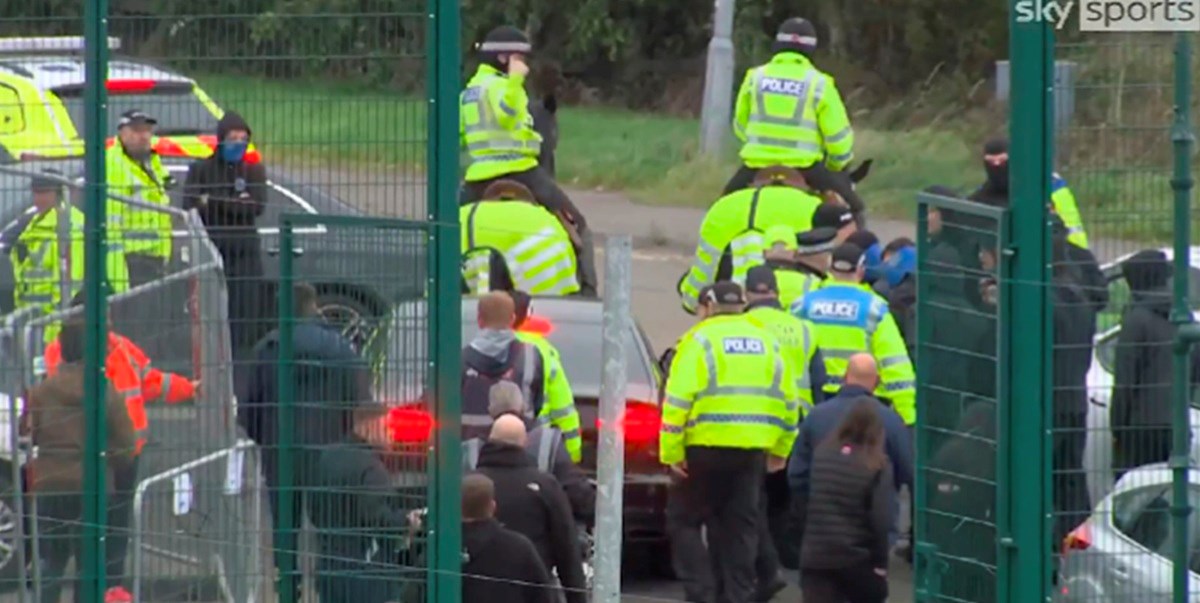 VIDEO Trenera Rangersa od navijača spasili policajci na konjima, ali dobio je otkaz