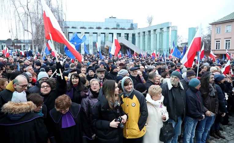 Tisuće Poljaka izašle na ulice zbog smanjenja ovlasti pravosuđa