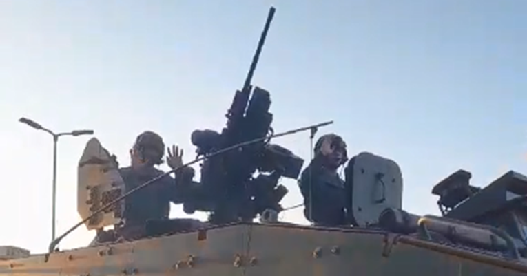 VIDEO Oklopnjaci se vraćaju u vojarnu, vojnici mašu ljudima