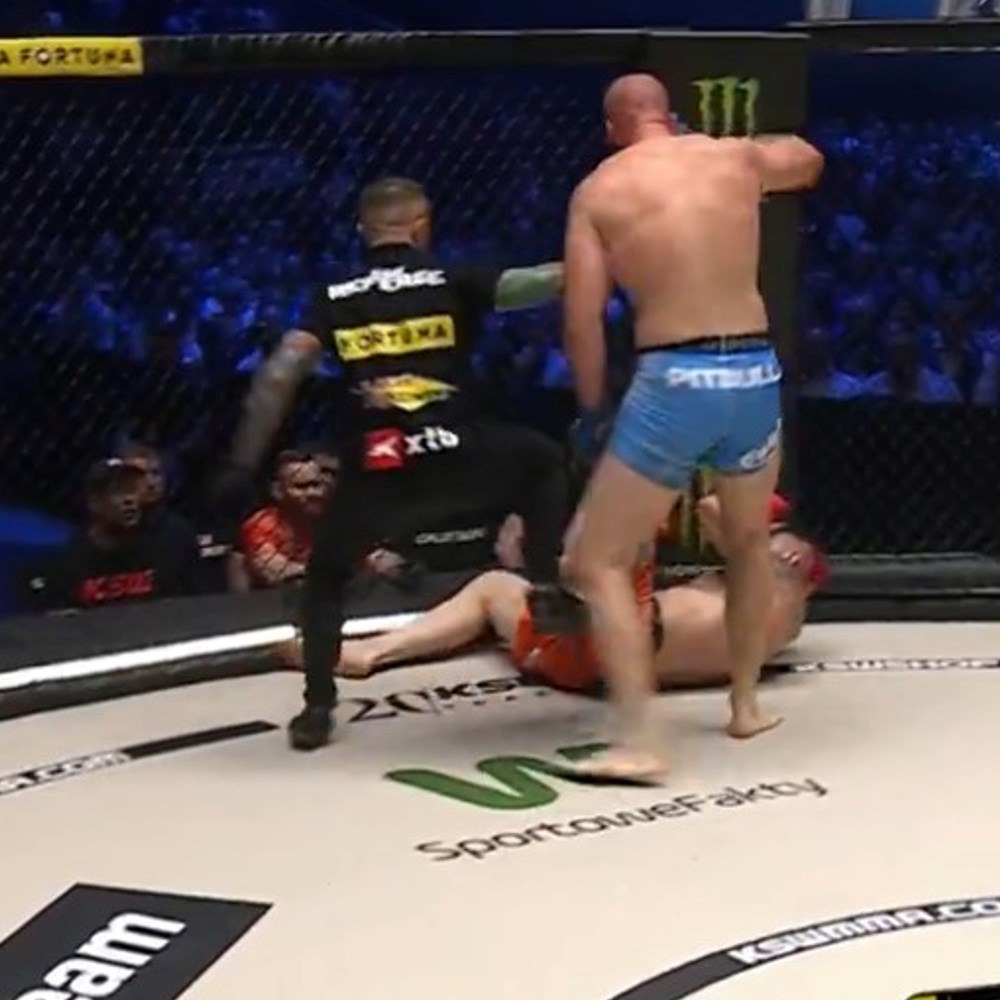VIDEO Bivši golman Chelseaja teško nokautiran u KSW-u. Zaradio ozbiljnu ozljedu