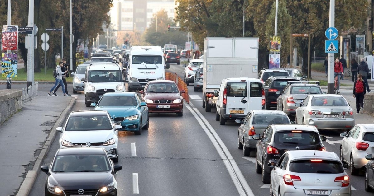 Od sutra ne morate po danu paliti svjetla na autu. Za motocikle ovo ne vrijedi