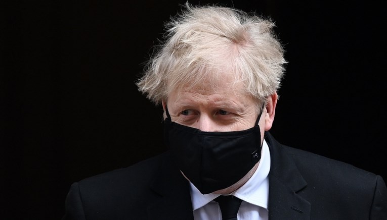 Britanski tabloid: Johnson kaže da bi radije da se gomilaju mrtvi nego uveo lockdown
