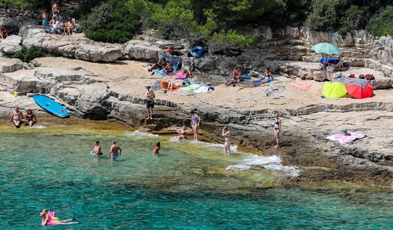 Pula će na plažama zabraniti alkoholna pića i sunčanje u toplesu