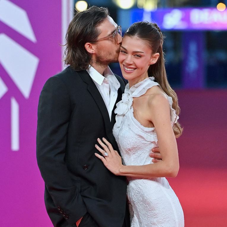 Nicola Peltz zablistala u bijelom, Brooklyn je grlio i ljubio pred kamerama