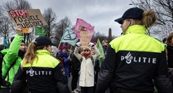 Klimatski aktivisti blokirali važnu cestu u Hagu, policija ih tisuću uhitila