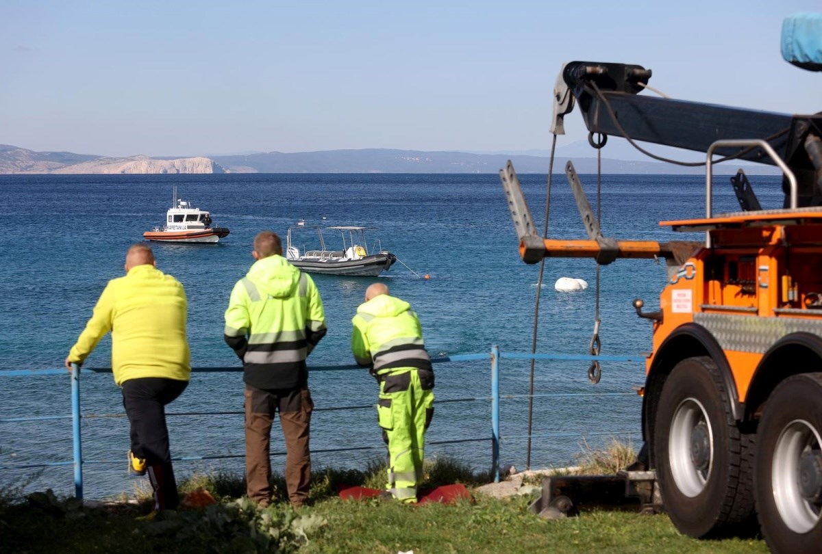 FOTO Traje izvlačenje automobila u kojem su poginule četiri osobe kod Senja