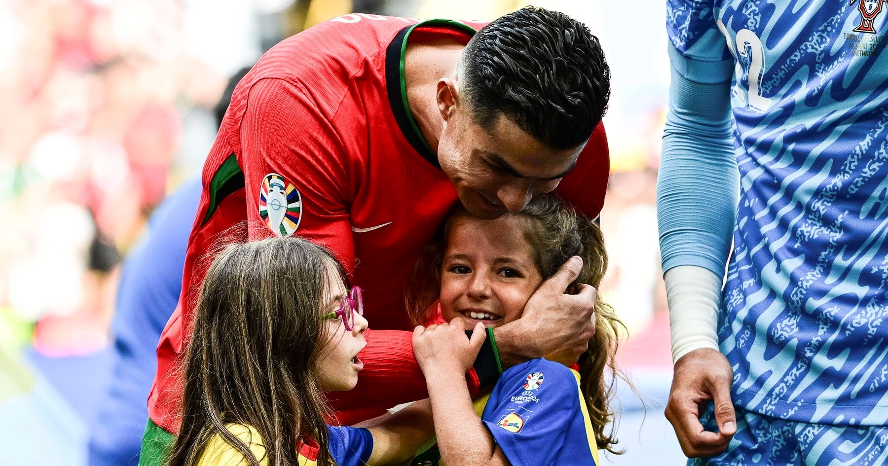 FOTO Ronaldo zagrlio djevojčicu prije utakmice s Turskom, pogledajte njezinu sreću
