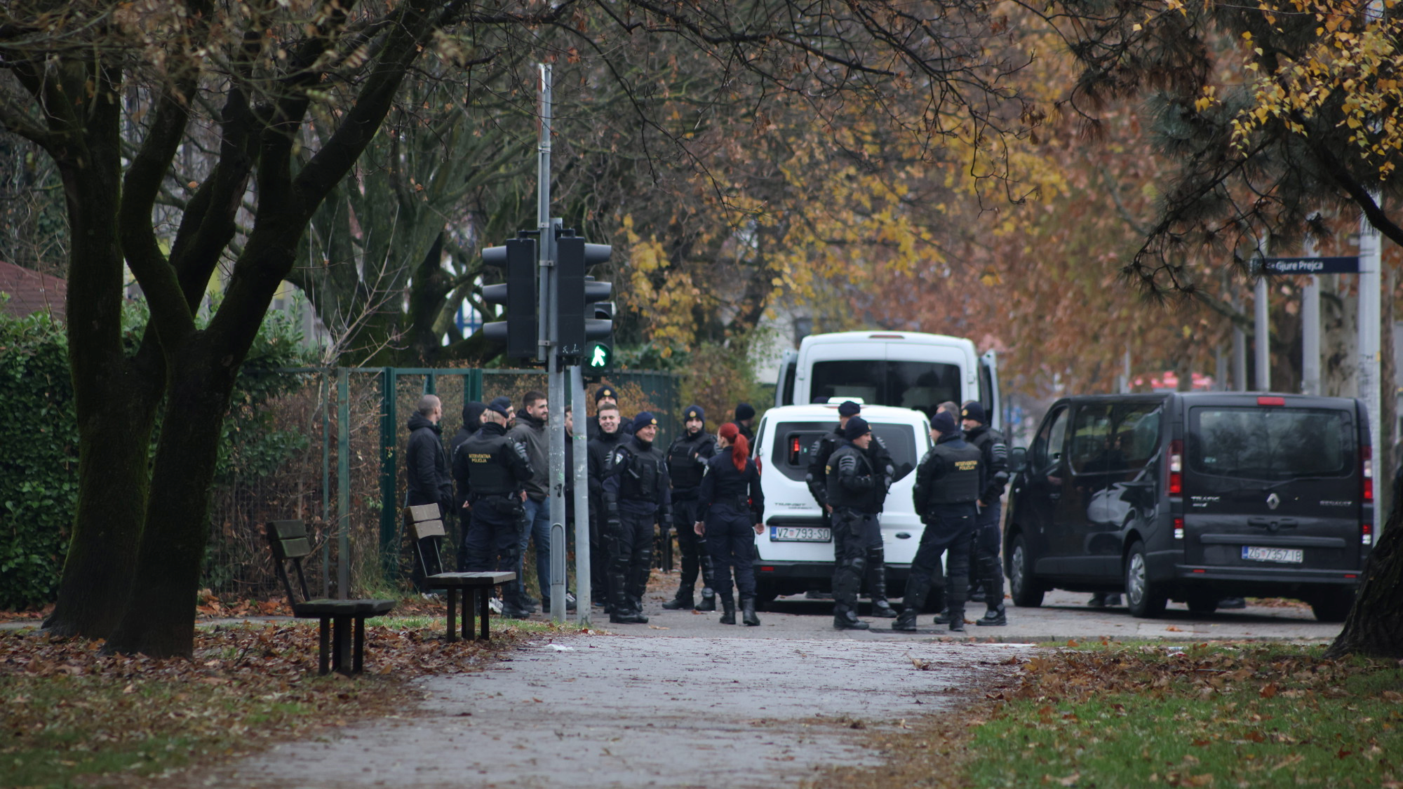 VIDEO Zagrebačka Dubrava puna oklopljene policije, mladiće ubacili u maricu