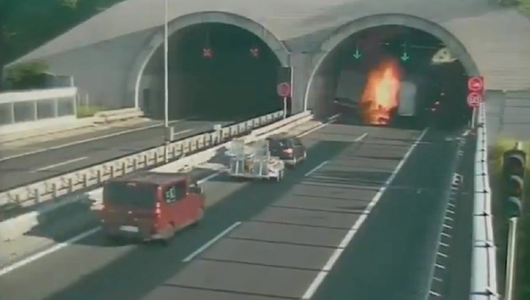 VIDEO Kamion u Sloveniji naletio na cisternu pred tunelom, zapalila se vozila
