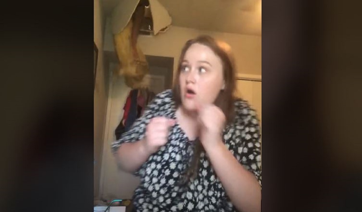 Cura se snimala kako pjeva, snimka postala hit zbog onog što se dogodilo u pozadini