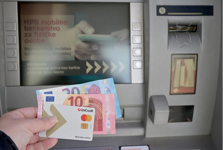Umirovljenici: Besplatan račun u bankama samo na papiru