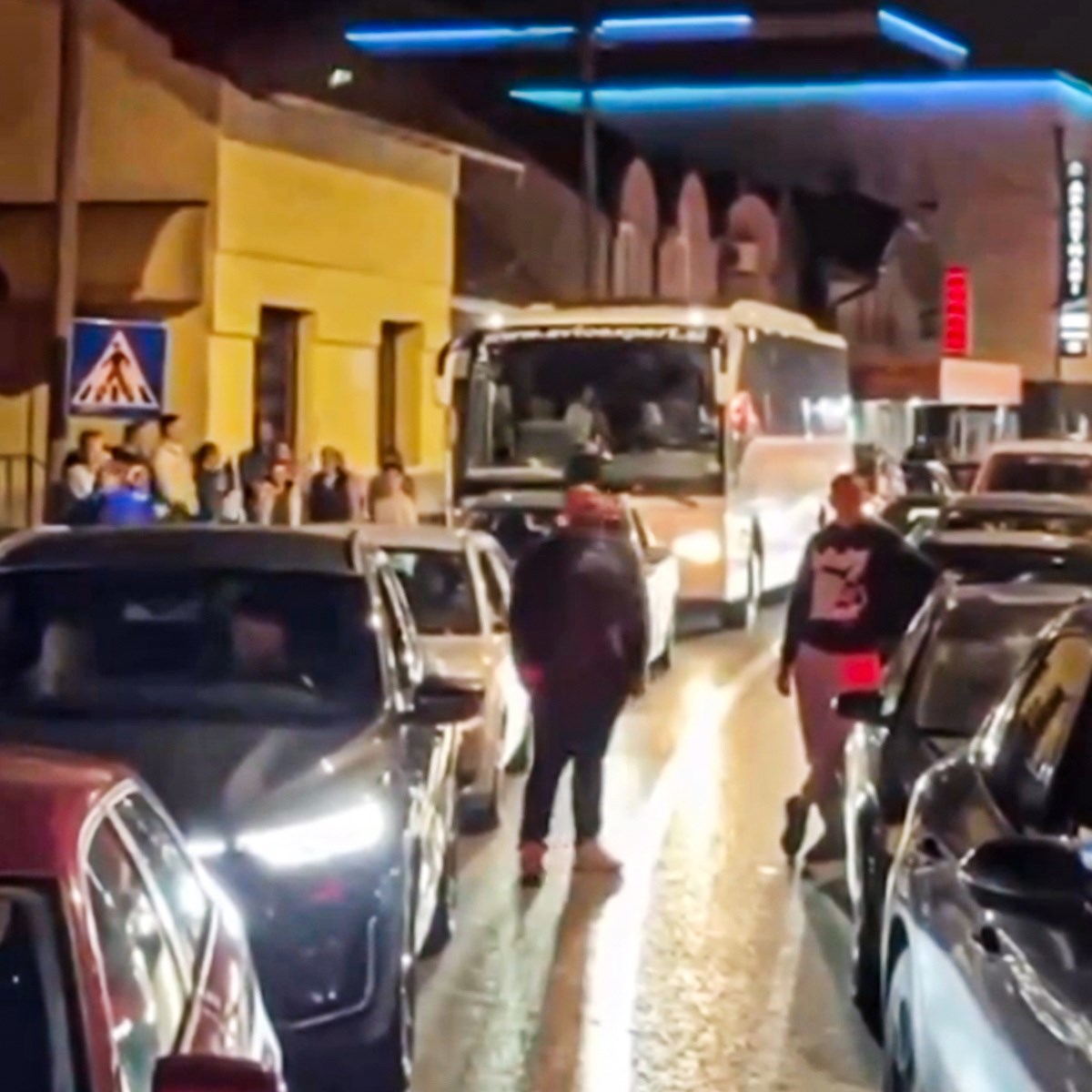 Građani zapjevali Halidove pjesme dok su čekali u koloni na graničnom prijelazu