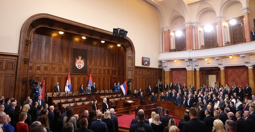 Vladajući i oporba nastavili s uvredama na konstitutivnoj sjednici srpskog parlamenta