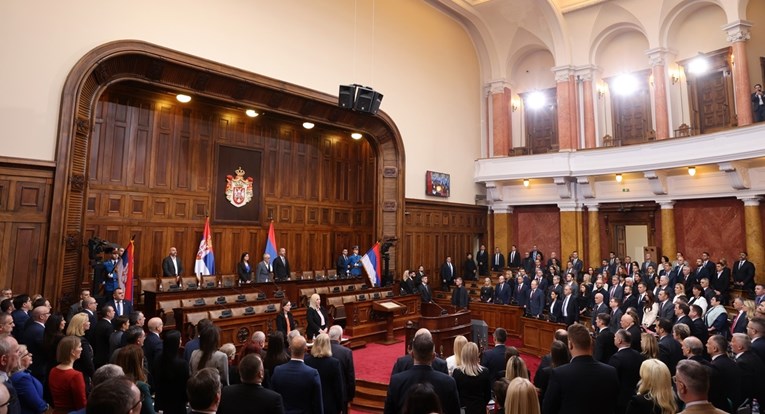 Vladajući i oporba se i danas svađaju na konstitutivnoj sjednici srpskog parlamenta