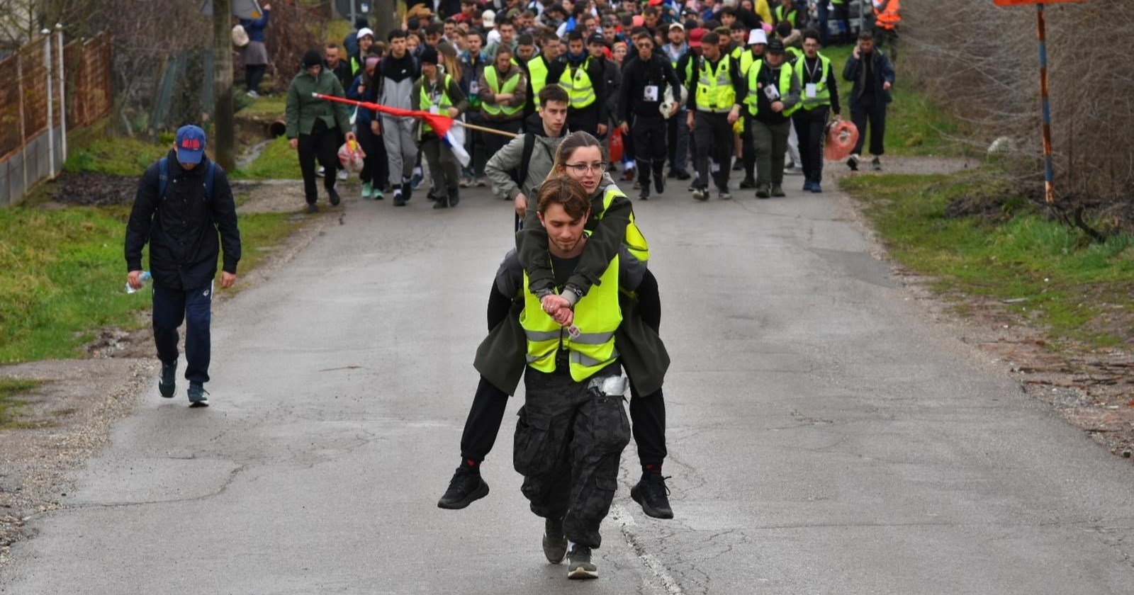 Fotka dana: Student ponio kolegicu na leđima dok su predvodili kolonu iz Niša