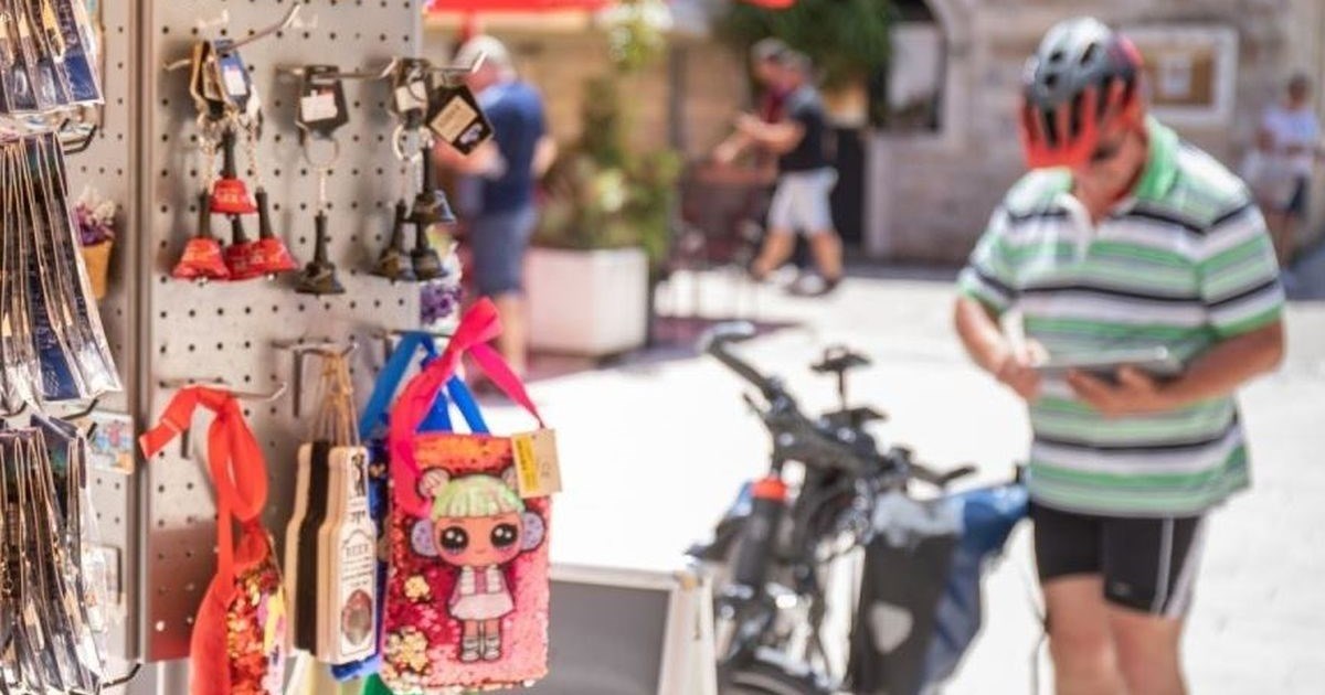 Ispred prodavaonice u Stonu pozornost privukli 18+ suveniri s motivima Hrvatske