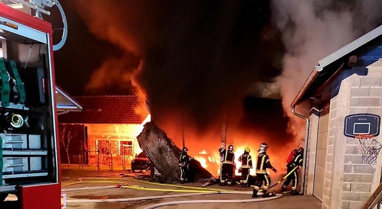 FOTO Izbio požar u radionici u Zagrebu, izgorjela tri auta, još četiri oštećena