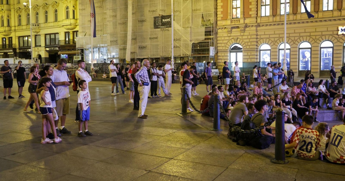 FOTO Zagrepčani se zagrijavaju za Hrvatsku. Na Trgu već prate Španjolsku i Austriju