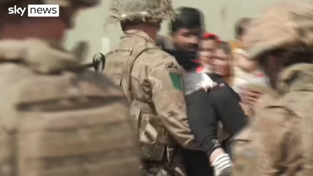 VIDEO Sky News objavio potresne snimke: Ljudi su zgnječeni, dehidrirani, preplašeni