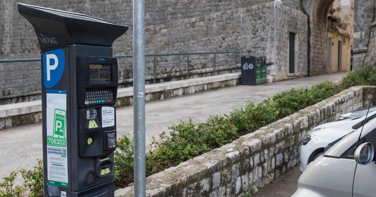 Netko u Dubrovniku zalijepio lažni QR kod na parkirni automat, Poljak ostao bez novca